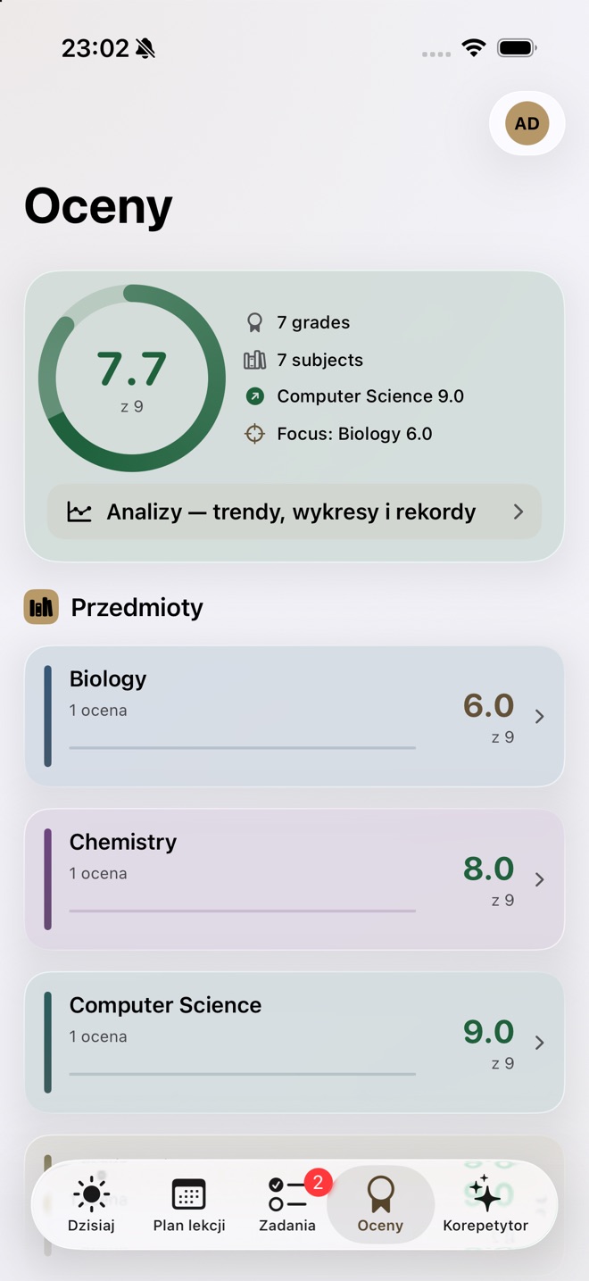 Ekran ocen ze średnią 7,7 na 9 i trzema przedmiotami.